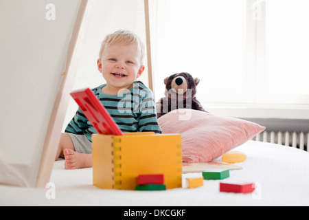 Felice ragazzino con giocattoli Foto Stock