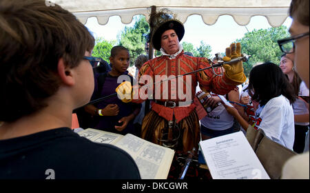 Ottobre 21, 2011 - Portland, California, Stati Uniti d'America - Thomas Fernandez insegna ai bambini delle scuole circa cinquecento armi al quinto Torneo annuale di Phoenix giostra a Portland Rodeo motivi. Sancita dal Royal Armouries, il più antico museo in Inghilterra e convenzionati con l'International giostre League, il Torneo di Phoenix attrae altamente esperti piloti di tutto Foto Stock