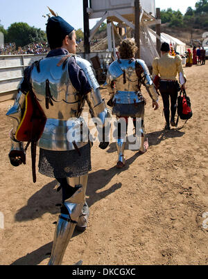 Ottobre 21, 2011 - Portland, California, Stati Uniti d'America - i cavalieri e i loro scudieri di rendere il loro modo per la giostra arena al quinto Torneo annuale di Phoenix giostra a Portland Rodeo motivi. Sancita dal Royal Armouries, il più antico museo in Inghilterra e convenzionati con l'International giostre League, il Torneo di Phoenix attrae altamente esperti piloti provenienti da tutto il w Foto Stock