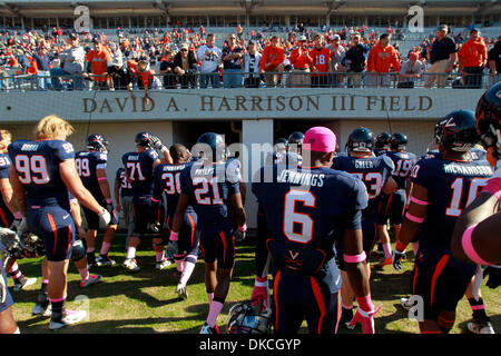 Ottobre 22, 2011 - Charlottesville, Virginia, Stati Uniti - Virginia Cavaliers giocatori lasciano il campo durante un NCAA Football gioco contro la North Carolina State Wolfpack a Scott Stadium. NC stato sconfitto Virginia 28-14. (Credito Immagine: © Andrew Shurtleff/ZUMAPRESS.com) Foto Stock