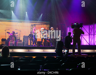 Una troupe cinematografica girare le riprese durante una performance musicale sul set della TV americana denominata di Nashville e girato a Nashville, TN Foto Stock