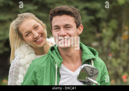 Ritratto di coppia giovane seduto sulla vespa Foto Stock