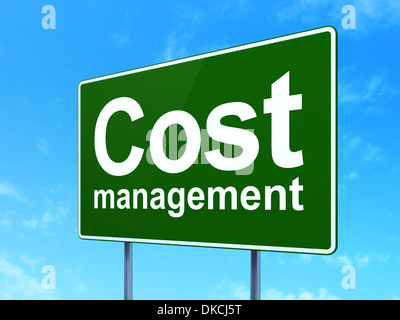 Concetto di finanza: Gestione dei costi sul cartello stradale sullo sfondo Foto Stock