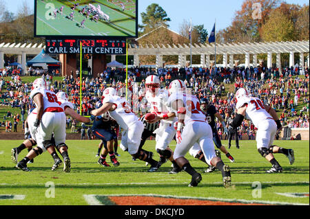 Ottobre 22, 2011 - Charlottesville, Virginia, Stati Uniti - La North Carolina State Wolfpack durante un NCAA Football gioco contro la Virginia Cavaliers presso la Scott Stadium. NC stato sconfitto Virginia 28-14. (Credito Immagine: © Andrew Shurtleff/ZUMAPRESS.com) Foto Stock