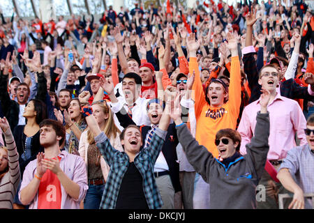 Ottobre 22, 2011 - Charlottesville, Virginia, Stati Uniti - Virginia Cavaliers ventole allegria durante un NCAA Football gioco contro North Carolina State Wolfpack a Scott Stadium. NC stato sconfitto Virginia 28-14. (Credito Immagine: © Andrew Shurtleff/ZUMAPRESS.com) Foto Stock