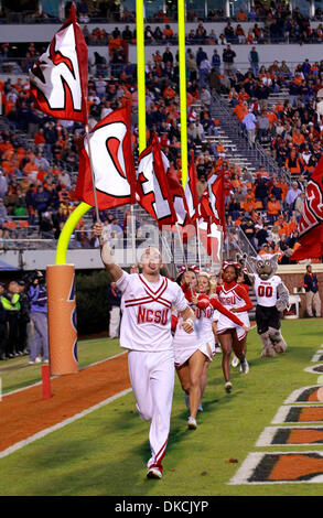 Ottobre 22, 2011 - Charlottesville, Virginia, Stati Uniti - North Carolina State Wolfpack cheerleaders durante un NCAA Football gioco contro la Virginia Cavaliers presso la Scott Stadium. NC stato sconfitto Virginia 28-14. (Credito Immagine: © Andrew Shurtleff/ZUMAPRESS.com) Foto Stock