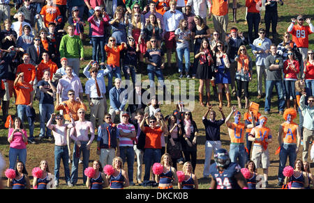 Ottobre 22, 2011 - Charlottesville, Virginia, Stati Uniti - Virginia Cavaliers tifosi durante un NCAA Football gioco allo stadio di Scott. NC stato sconfitto Virginia 28-14. (Credito Immagine: © Andrew Shurtleff/ZUMAPRESS.com) Foto Stock