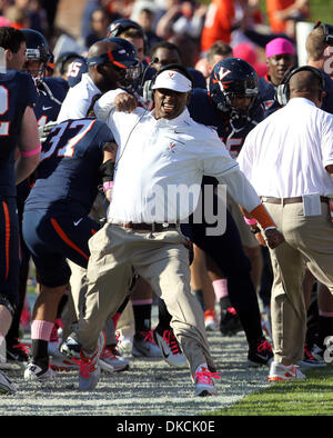 Ottobre 22, 2011 - Charlottesville, Virginia, Stati Uniti - Virginia Cavaliers coach ANTHONY POINDEXTER reagisce durante un NCAA Football gioco allo stadio di Scott. NC stato sconfitto Virginia 28-14. (Credito Immagine: © Andrew Shurtleff/ZUMAPRESS.com) Foto Stock