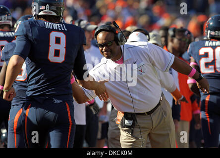 Ottobre 22, 2011 - Charlottesville, Virginia, Stati Uniti - Virginia Cavaliers allenatore Mike Londra si congratula con i giocatori durante un NCAA Football gioco allo stadio di Scott. NC stato sconfitto Virginia 28-14. (Credito Immagine: © Andrew Shurtleff/ZUMAPRESS.com) Foto Stock