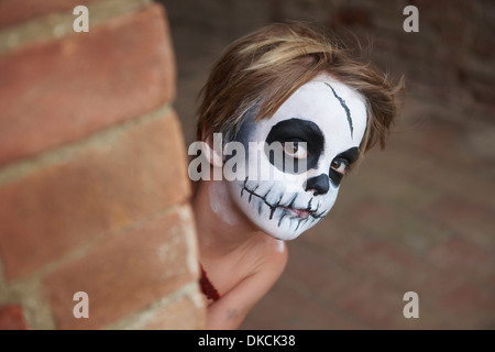 Ragazzo con pittura del viso del cranio Foto Stock