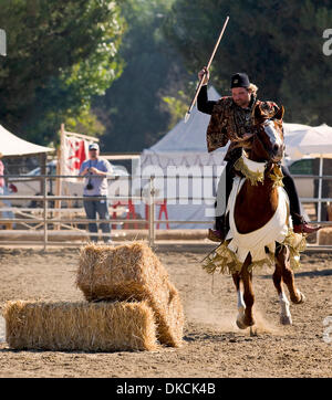 Ottobre 22, 2011 - Portland, California, Stati Uniti d'America - le competenze richieste per la caccia a cavallo sono visualizzati in una mostra durante il quinto torneo annuale di Phoenix giostra a Portland Rodeo motivi. Sancita dal Royal Armouries, il più antico museo in Inghilterra e convenzionati con l'International giostre League, il Torneo di Phoenix attrae altamente esperti rid Foto Stock