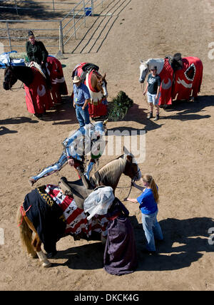 Ottobre 22, 2011 - Portland, California, Stati Uniti d'America - un cavaliere monta il suo destriero al quinto Torneo annuale di Phoenix giostra a Portland Rodeo motivi. Sancita dal Royal Armouries, il più antico museo in Inghilterra e convenzionati con l'International giostre League, il Torneo di Phoenix attrae altamente esperti piloti provenienti da tutto il mondo che ha giocato nel Medioevo" Foto Stock