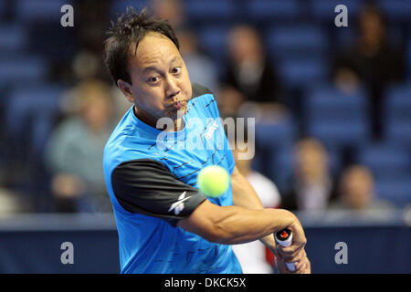 Ottobre 22, 2011 - Buffalo, New York, Stati Uniti - USA Michael Chang gli occhi sulla palla a HSBC Tennis Cup serie al primo centro di Niagara di Buffalo NY il 22 ottobre 2011 (credito Immagine: © Nick Serrata/eclipse/ZUMAPRESS.com) Foto Stock