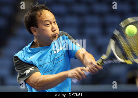 Ottobre 22, 2011 - Buffalo, New York, Stati Uniti - USA Michael Chang restituisce la palla a HSBC Tennis Cup serie al primo centro di Niagara di Buffalo NY il 22 ottobre 2011 (credito Immagine: © Nick Serrata/eclipse/ZUMAPRESS.com) Foto Stock