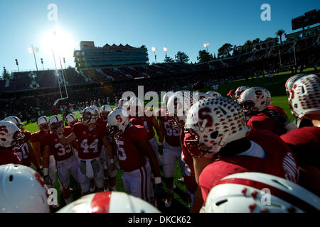 Ottobre 22, 2011 - Stanford, in California, Stati Uniti - Stanford giocatori huddle la prima il NCAA Football gioco tra la Stanford il cardinale e la Washington Huskies presso la Stanford Stadium di Stanford, CA. Stanford instradato Washington 65-21. (Credito Immagine: © Matt Cohen/Southcreek/ZUMAPRESS.com) Foto Stock