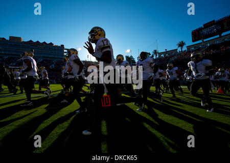 Ottobre 22, 2011 - Stanford, in California, Stati Uniti - Washington giocatori ritornano a spogliatoio prima della NCAA Football gioco tra la Stanford il cardinale e la Washington Huskies presso la Stanford Stadium di Stanford, CA. Stanford instradato Washington 65-21. (Credito Immagine: © Matt Cohen/Southcreek/ZUMAPRESS.com) Foto Stock