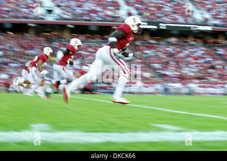 Ottobre 22, 2011 - Stanford, in California, Stati Uniti - La Stanford team kickoff di cariche verso il basso il campo durante il NCAA Football gioco tra la Stanford il cardinale e la Washington Huskies presso la Stanford Stadium di Stanford, CA. Stanford instradato Washington 65-21. (Credito Immagine: © Matt Cohen/Southcreek/ZUMAPRESS.com) Foto Stock