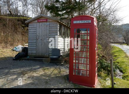 Capannone utilizzato come Royal Mail delivery office e un vecchio tipo BT casella Telefono a Inverie, Knoydart Penisola, Highland, Scotland, Regno Unito Foto Stock