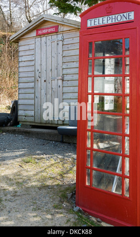 Capannone utilizzato come Royal Mail delivery office e un vecchio tipo BT casella Telefono a Inverie, Knoydart Penisola, Highland, Scotland, Regno Unito Foto Stock