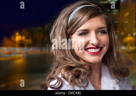 Donna che indossa degli anni cinquanta acconciatura e largo sorriso Foto Stock