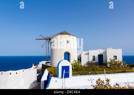 Vista del mulino a vento e mare di Oia - Santorini, Grecia Foto Stock