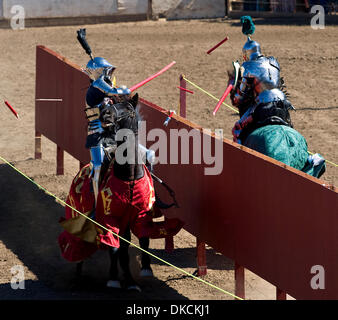 Ottobre 23, 2011 - Portland, California, Stati Uniti d'America - Breakaway lance frantumarsi in frammenti come cavalieri si impegnano in una giostra al quinto Torneo annuale di Phoenix giostra tenutasi a Portland Rodeo motivi. Sancita dal Royal Armouries, il più antico museo in Inghilterra e convenzionati con l'International giostre League, il Torneo di Phoenix attira molto abili piloti da arou Foto Stock