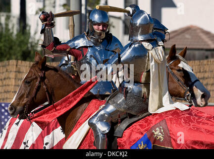 Ottobre 23, 2011 - Portland, California, Stati Uniti d'America - Cavalieri si impegnano in una battaglia montato la mischia al quinto Torneo annuale di Phoenix giostra tenutasi a Portland Rodeo motivi. Sancita dal Royal Armouries, il più antico museo in Inghilterra e convenzionati con l'International giostre League, il Torneo di Phoenix attrae altamente esperti piloti provenienti da tutto il mondo che ha giocato Foto Stock