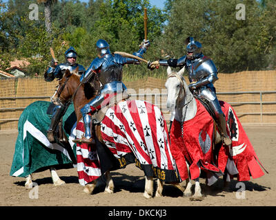 Ottobre 23, 2011 - Portland, California, Stati Uniti d'America - Cavalieri si impegnano in una battaglia montato la mischia al quinto Torneo annuale di Phoenix giostra tenutasi a Portland Rodeo motivi. Sancita dal Royal Armouries, il più antico museo in Inghilterra e convenzionati con l'International giostre League, il Torneo di Phoenix attrae altamente esperti piloti provenienti da tutto il mondo che ha giocato Foto Stock