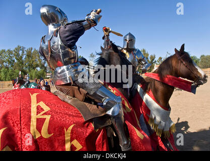 Ottobre 23, 2011 - Portland, California, Stati Uniti d'America - Cavalieri si impegnano in una battaglia montato la mischia al quinto Torneo annuale di Phoenix giostra tenutasi a Portland Rodeo motivi. Sancita dal Royal Armouries, il più antico museo in Inghilterra e convenzionati con l'International giostre League, il Torneo di Phoenix attrae altamente esperti piloti provenienti da tutto il mondo che ha giocato Foto Stock