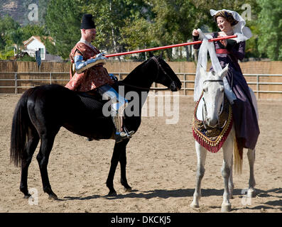 Ottobre 23, 2011 - Portland, California, Stati Uniti d'America - un fair lady lega il suo nastro su una lancia prima di una battaglia montato la mischia al quinto Torneo annuale di Phoenix giostra tenutasi a Portland Rodeo motivi. Sancita dal Royal Armouries, il più antico museo in Inghilterra e convenzionati con l'International giostre League, il Torneo di Phoenix attira molto abili piloti fr Foto Stock