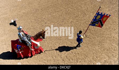 Ottobre 23, 2011 - Portland, California, Stati Uniti d'America - una processione entra nella giostra arena al quinto Torneo annuale di Phoenix giostra tenutasi a Portland Rodeo motivi. Sancita dal Royal Armouries, il più antico museo in Inghilterra e convenzionati con l'International giostre League, il Torneo di Phoenix attrae altamente esperti piloti provenienti da tutto il mondo che si sfideranno in Foto Stock