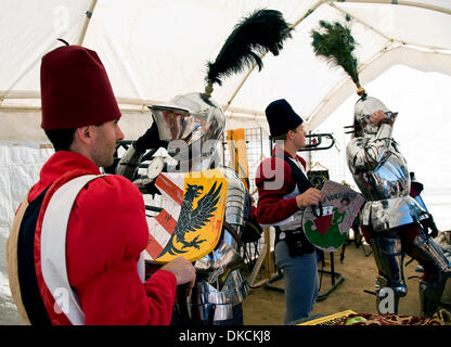 Ottobre 23, 2011 - Portland, California, Stati Uniti d'America - cavaliere vestito per la battaglia al quinto Torneo annuale di Phoenix giostra tenutasi a Portland Rodeo motivi. Sancita dal Royal Armouries, il più antico museo in Inghilterra e convenzionati con l'International giostre League, il Torneo di Phoenix attrae altamente esperti piloti provenienti da tutto il mondo che ha giocato in Medio Ag Foto Stock