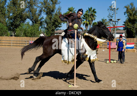 Ottobre 23, 2011 - Portland, California, Stati Uniti d'America - un cavaliere fette un cavolo cappuccio in modo pulito in mezzo durante una demonstratioin dei giochi di caccia al quinto Torneo annuale di Phoenix giostra tenutasi a Portland Rodeo motivi. Sancita dal Royal Armouries, il più antico museo in Inghilterra e convenzionati con l'International giostre League, il Torneo di Phoenix attrae altamente qualificati Foto Stock