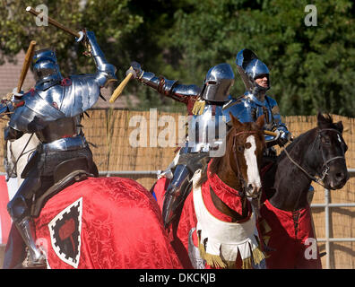 Ottobre 23, 2011 - Portland, California, Stati Uniti d'America - Cavalieri si impegnano in una battaglia montato la mischia al quinto Torneo annuale di Phoenix giostra tenutasi a Portland Rodeo motivi. Sancita dal Royal Armouries, il più antico museo in Inghilterra e convenzionati con l'International giostre League, il Torneo di Phoenix attrae altamente esperti piloti provenienti da tutto il mondo che ha giocato Foto Stock