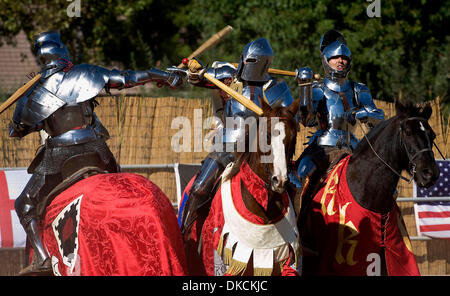 Ottobre 23, 2011 - Portland, California, Stati Uniti d'America - Cavalieri si impegnano in una battaglia montato la mischia al quinto Torneo annuale di Phoenix giostra tenutasi a Portland Rodeo motivi. Sancita dal Royal Armouries, il più antico museo in Inghilterra e convenzionati con l'International giostre League, il Torneo di Phoenix attrae altamente esperti piloti provenienti da tutto il mondo che ha giocato Foto Stock