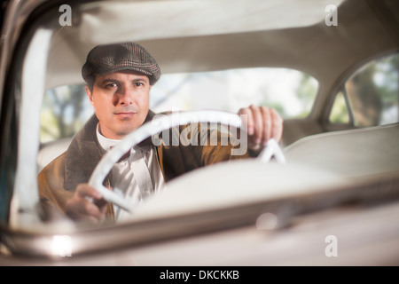 Close up uomo in auto d'epoca Foto Stock