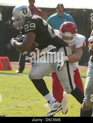 Ottobre 23, 2011 - Oakland, CA, Stati Uniti d'America - Oakland Raiders vs Kansas City Chiefs a O.co Coliseum domenica 23 ottobre, 2011.Chiefs beat Raiders 28-0.Oakland Raiders running back Michael Bush (credito Immagine: © Al Golub/ZUMAPRESS.com) Foto Stock