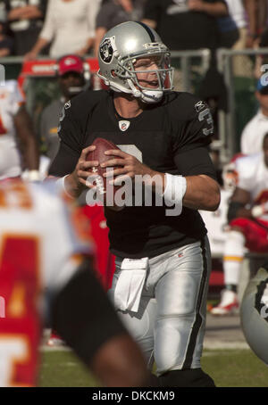 Ottobre 23, 2011 - Oakland, CA, Stati Uniti d'America - Oakland Raiders vs Kansas City Chiefs a O.co Coliseum domenica 23 ottobre, 2011.Chiefs beat Raiders 28-0.Oakland Raiders quarterback Carson Palmer (credito Immagine: © Al Golub/ZUMAPRESS.com) Foto Stock