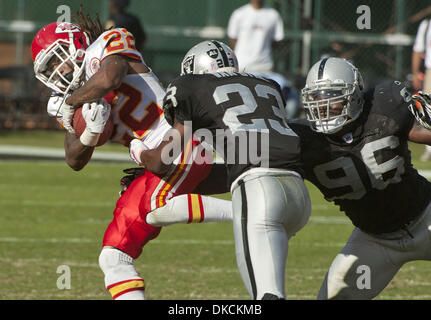 Ottobre 23, 2011 - Oakland, CA, Stati Uniti d'America - Oakland Raiders vs Kansas City Chiefs a O.co Coliseum domenica 23 ottobre, 2011.Chiefs beat Raiders 28-0. Kansas City Chiefs running back Dexter McCluster (22) tenta di tirare lontano da Oakland Raiders cornerback DeMarcus Van Dyke (23) e fuori linebacker Kamerion Wimbley (credito Immagine: © Al Golub/ZUMAPRESS.com) Foto Stock