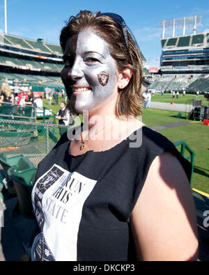 Ottobre 23, 2011 - Oakland, la California, Stati Uniti - un ventilatore dei raider si prepara per il gioco di NFL tra il Kansas City Chiefs e Oakland Raiders a O.co Coliseum di Oakland, CA. I capi tranciati i raider 28-0. (Credito Immagine: © Matt Cohen/Southcreek/ZUMAPRESS.com) Foto Stock