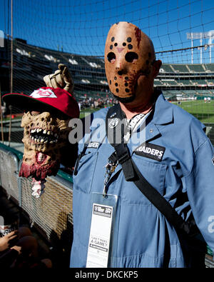 Ottobre 23, 2011 - Oakland, la California, Stati Uniti - un ventilatore dei raider si prepara per il gioco di NFL tra il Kansas City Chiefs e Oakland Raiders a O.co Coliseum di Oakland, CA. I capi tranciati i raider 28-0. (Credito Immagine: © Matt Cohen/Southcreek/ZUMAPRESS.com) Foto Stock