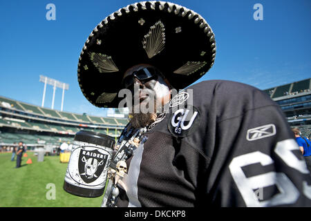 Ottobre 23, 2011 - Oakland, la California, Stati Uniti - un ventilatore dei raider si prepara per il gioco di NFL tra il Kansas City Chiefs e Oakland Raiders a O.co Coliseum di Oakland, CA. I capi tranciati i raider 28-0. (Credito Immagine: © Matt Cohen/Southcreek/ZUMAPRESS.com) Foto Stock