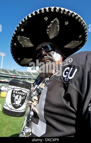 Ottobre 23, 2011 - Oakland, la California, Stati Uniti - un ventilatore dei raider si prepara per il gioco di NFL tra il Kansas City Chiefs e Oakland Raiders a O.co Coliseum di Oakland, CA. I capi tranciati i raider 28-0. (Credito Immagine: © Matt Cohen/Southcreek/ZUMAPRESS.com) Foto Stock