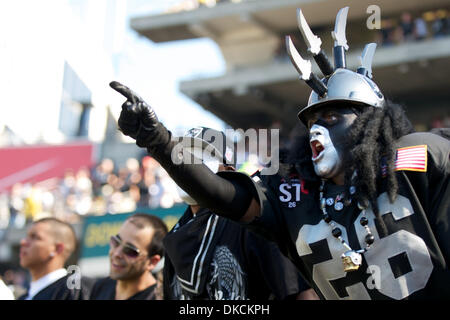 Ottobre 23, 2011 - Oakland, la California, Stati Uniti - un ventilatore dei raider si prepara per il gioco di NFL tra il Kansas City Chiefs e Oakland Raiders a O.co Coliseum di Oakland, CA. I capi tranciati i raider 28-0. (Credito Immagine: © Matt Cohen/Southcreek/ZUMAPRESS.com) Foto Stock