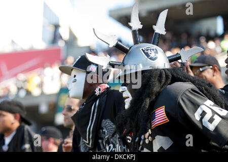 Ottobre 23, 2011 - Oakland, la California, Stati Uniti - un ventilatore dei raider si prepara per il gioco di NFL tra il Kansas City Chiefs e Oakland Raiders a O.co Coliseum di Oakland, CA. I capi tranciati i raider 28-0. (Credito Immagine: © Matt Cohen/Southcreek/ZUMAPRESS.com) Foto Stock