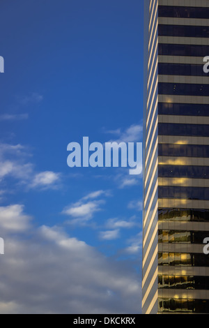 I grattacieli sono in aumento superiore e superiore Foto Stock