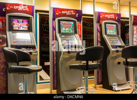 Fixed Odds betting terminali (FOBT fixed odds betting terminale) in Ladbrokes Betting Office. In Inghilterra. Regno Unito Foto Stock