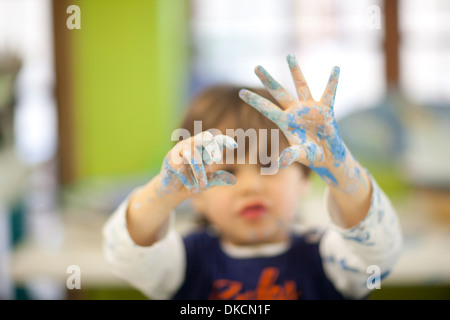 Bambino gioca con acquerello in classe Foto Stock