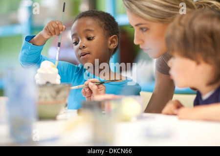 Insegnanti e bambini in classe d'arte Foto Stock