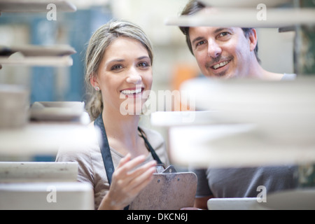 Potters alla fabbrica di stoviglie Foto Stock